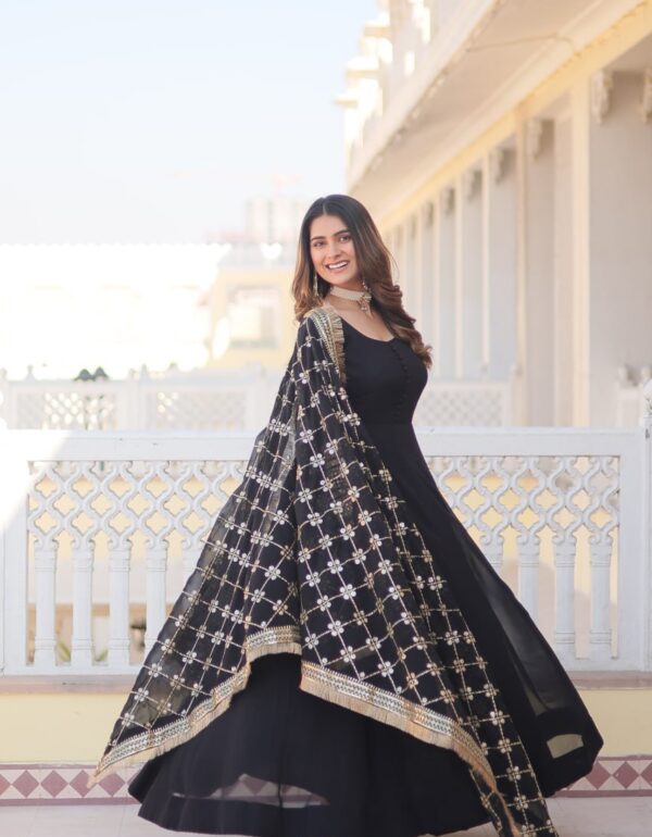 Aishanya Black Suit With Heavy Dupatta